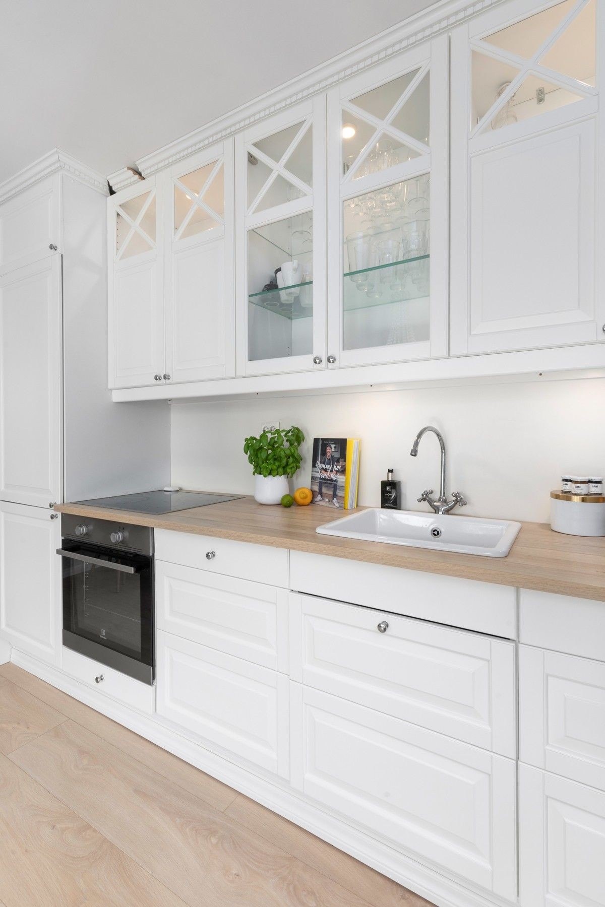 Elegant åpen kjøkkenløsning med alt av hvitevarer integrert. Galleribilde