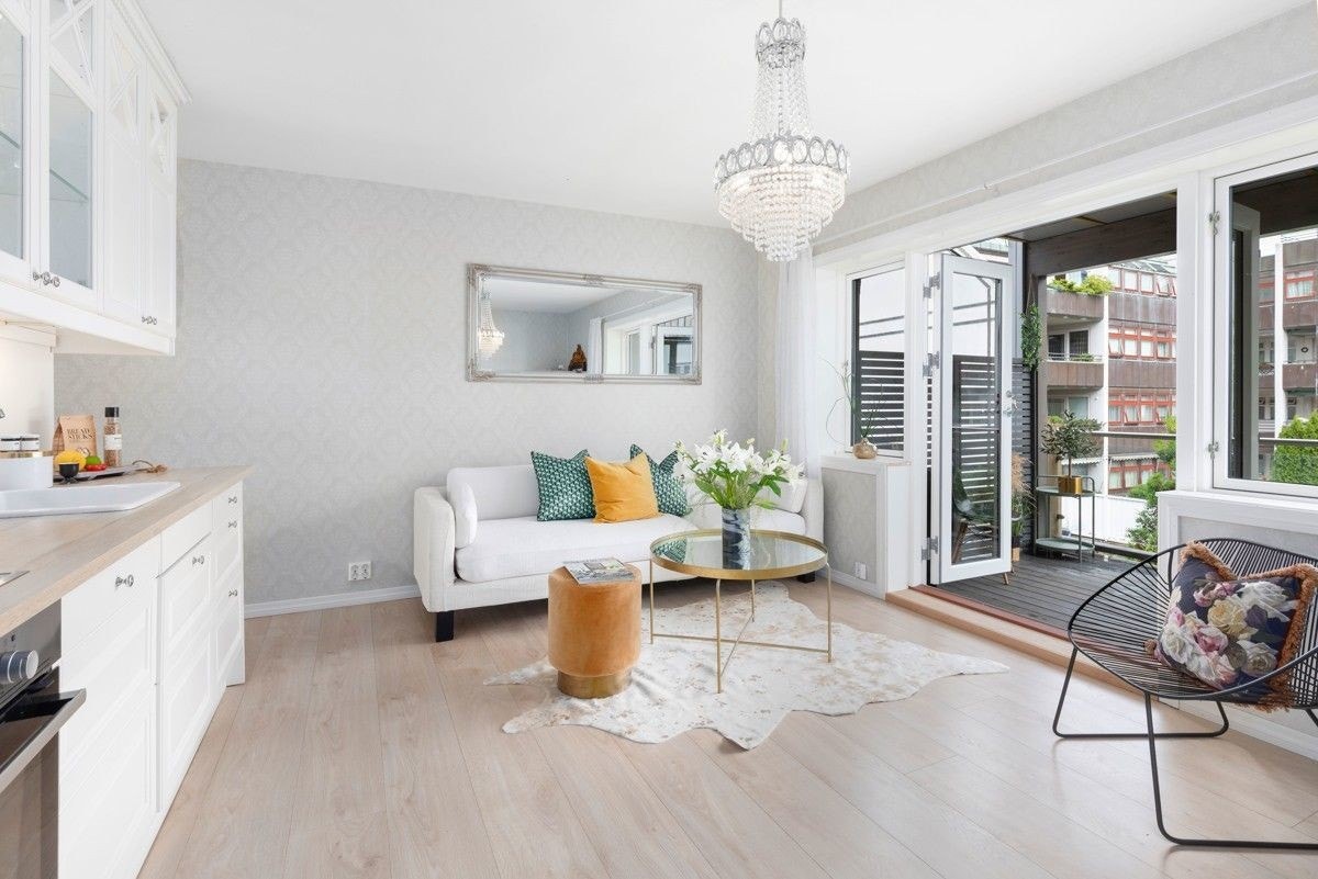 Her medfølger også sittegruppe og spisebord med stoler. Bordet er oppgradert etter bildene til et penere bord. Galleribilde