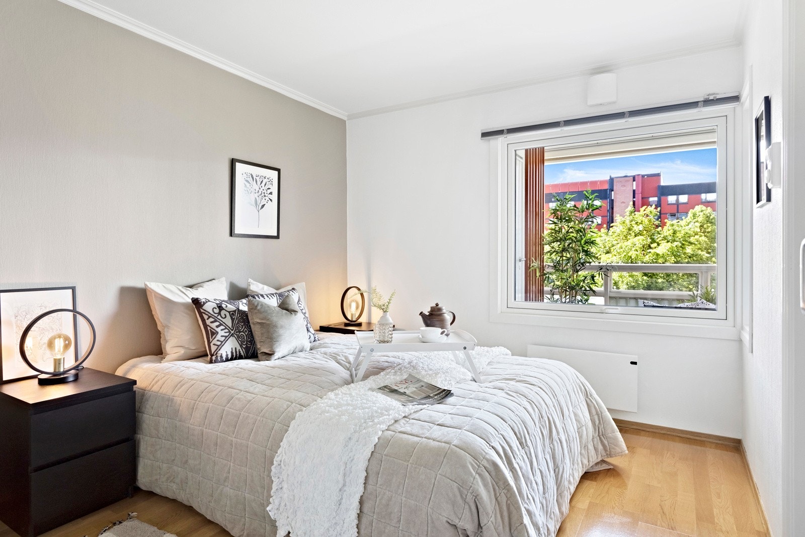 Soverommet er av god størrelse med plass til seng, nattbord og ytterligere ønsket møblement. Galleribilde