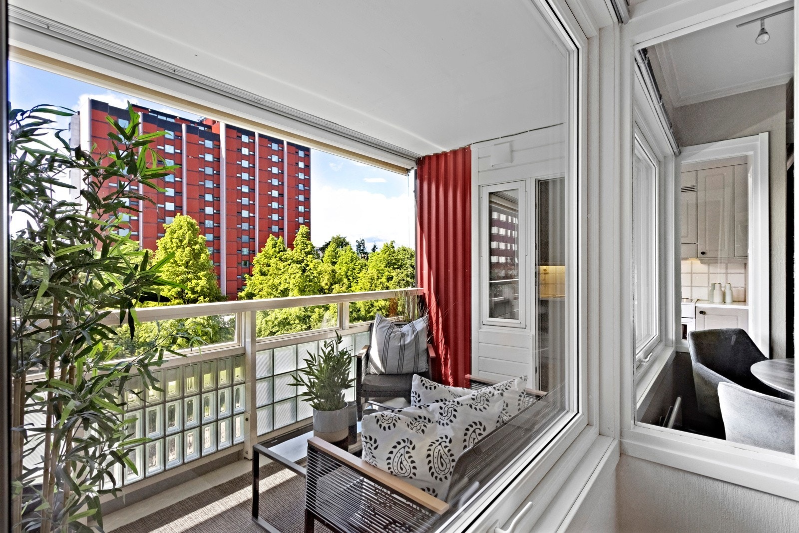 Balkongen vender mot nordvest og får dermed kveldssol på sommerstid. Galleribilde