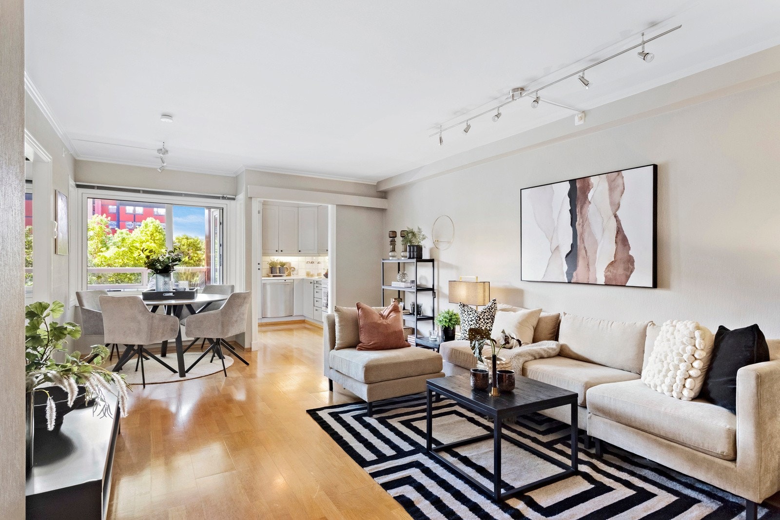 Store vindusflater slipper inn rikelig med naturlig lys i boligen. Galleribilde