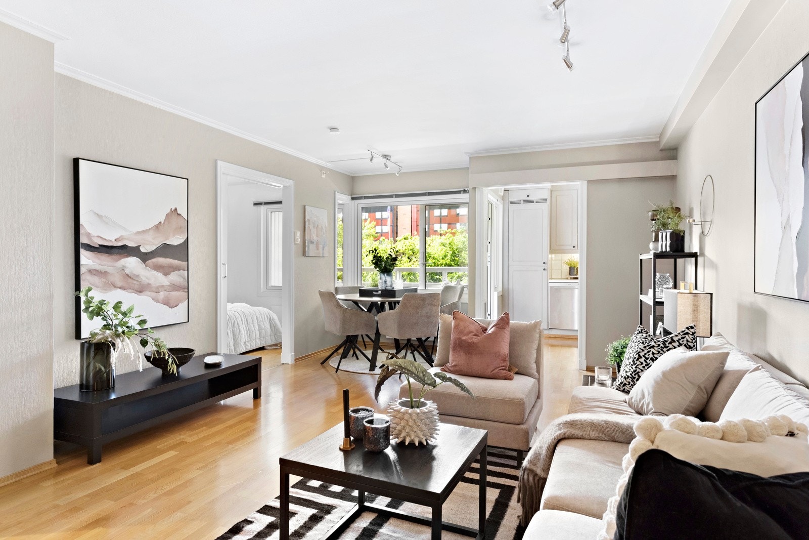 Det er også inngang til soverommet fra stuen. Galleribilde