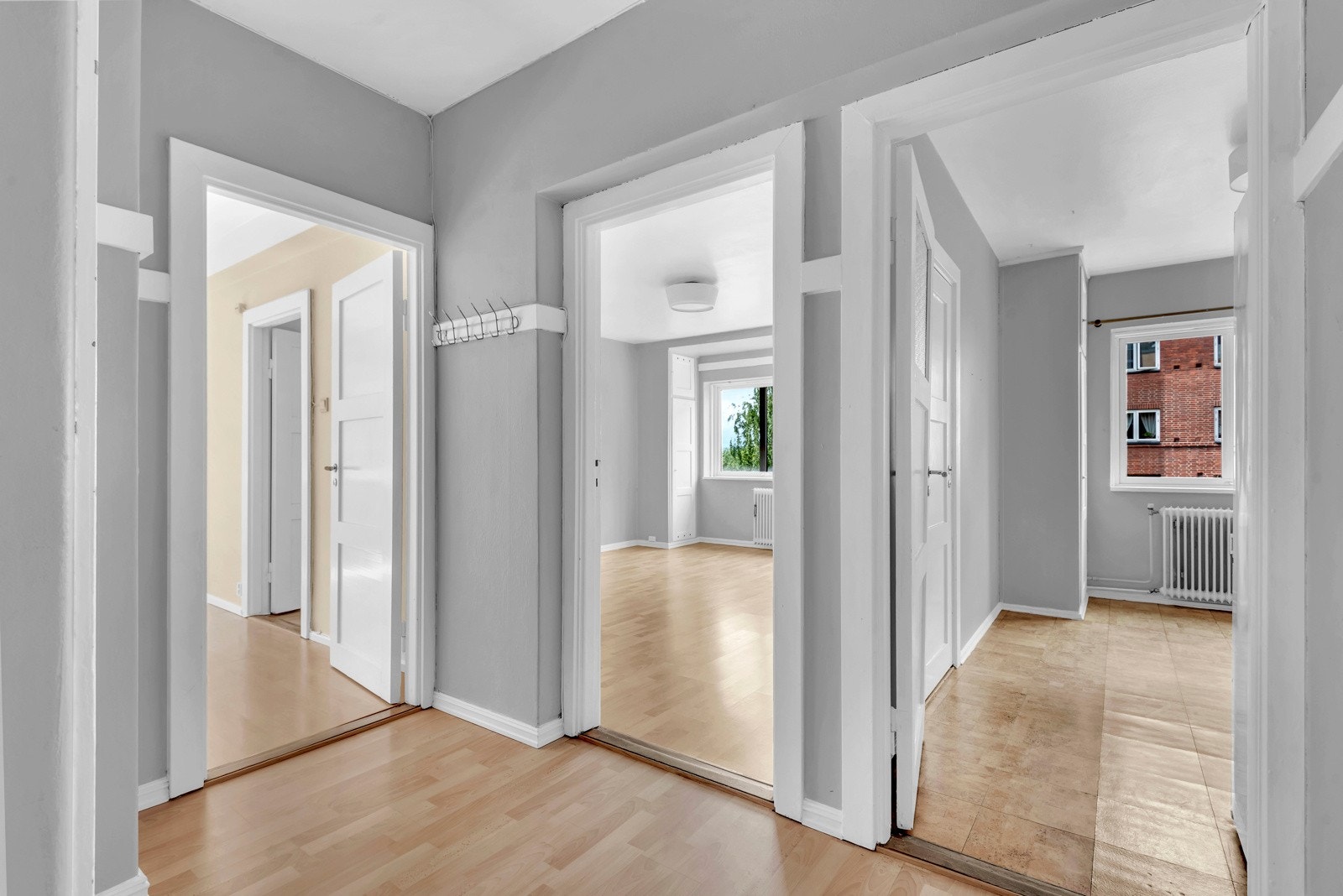 En romslig hall binder leilighetens rom sammen. Galleribilde