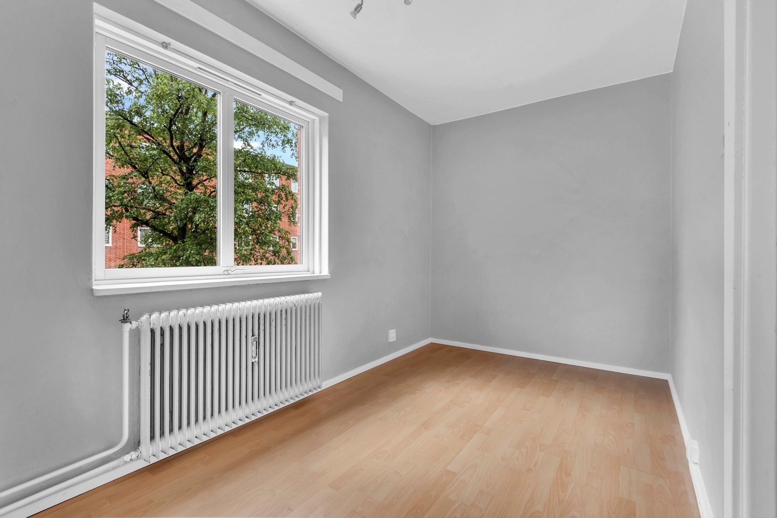 Den gode planløsningen sørger for et optimalt utgangspunkt og leiligheten har virkelig et stort potensial. Dette er et av 2 romslige soverom. Galleribilde