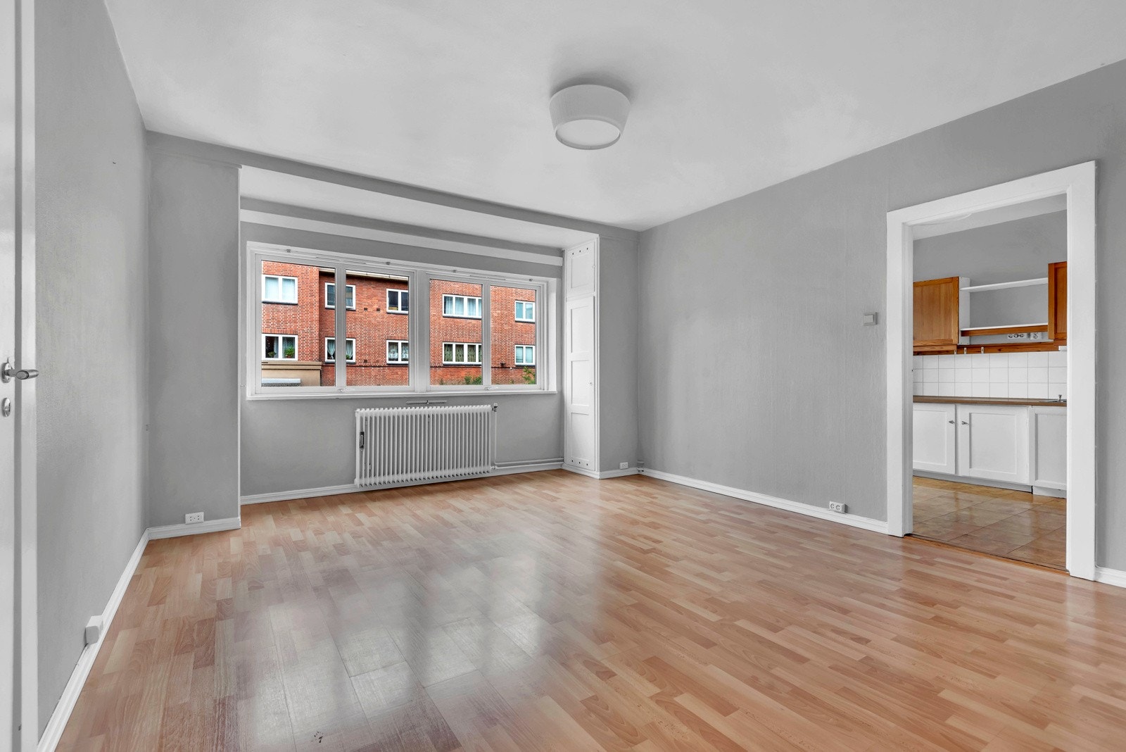 Store vindusflater og mye naturlig lys setter sitt preg i stuen, og sørger for et lyst og trivelig oppholdsrom. Galleribilde