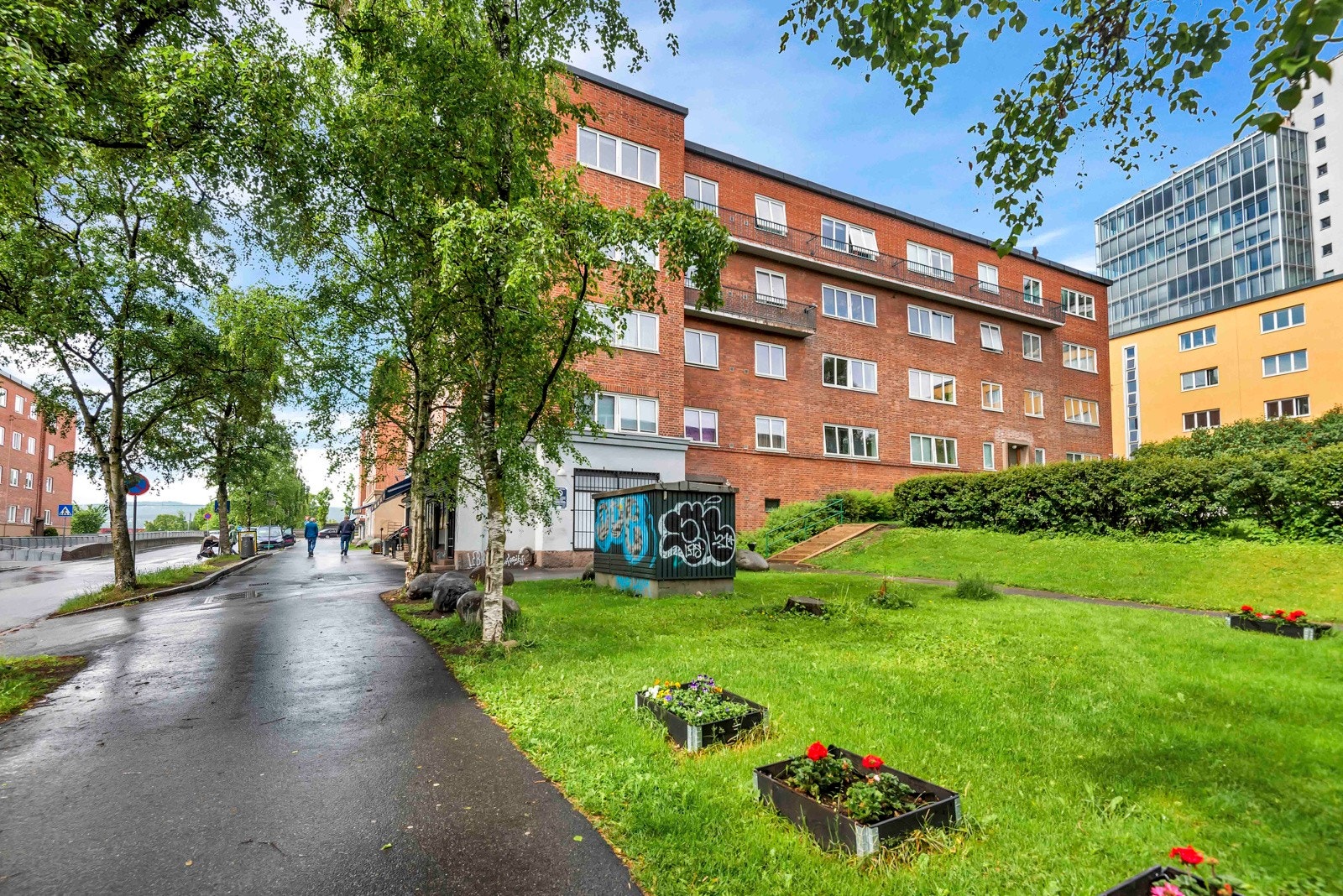 Plasseringen er ypperlig, på et høydedrag mellom knutepunktet Carl Berner og livlige Løren. Galleribilde