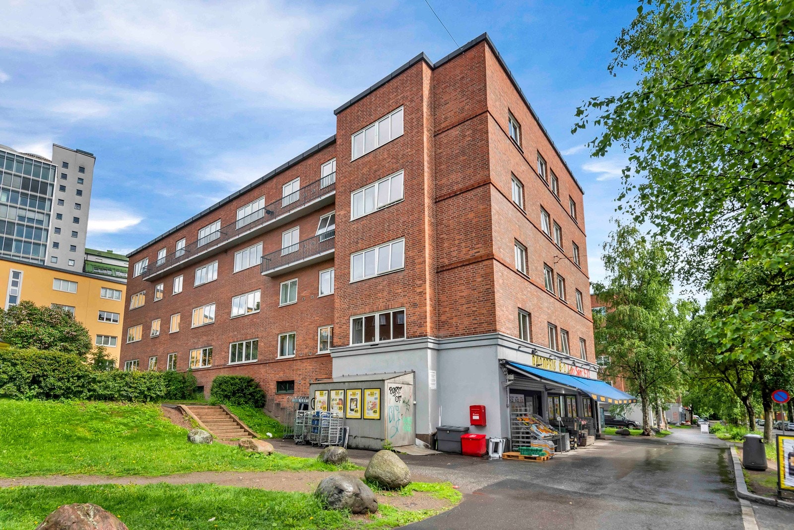 Veldig kjekt med tøffelavstand til nærmeste dagligvare! Bunnpris ligger faktisk i etasjen under, og den er også åpen på søndager. Galleribilde