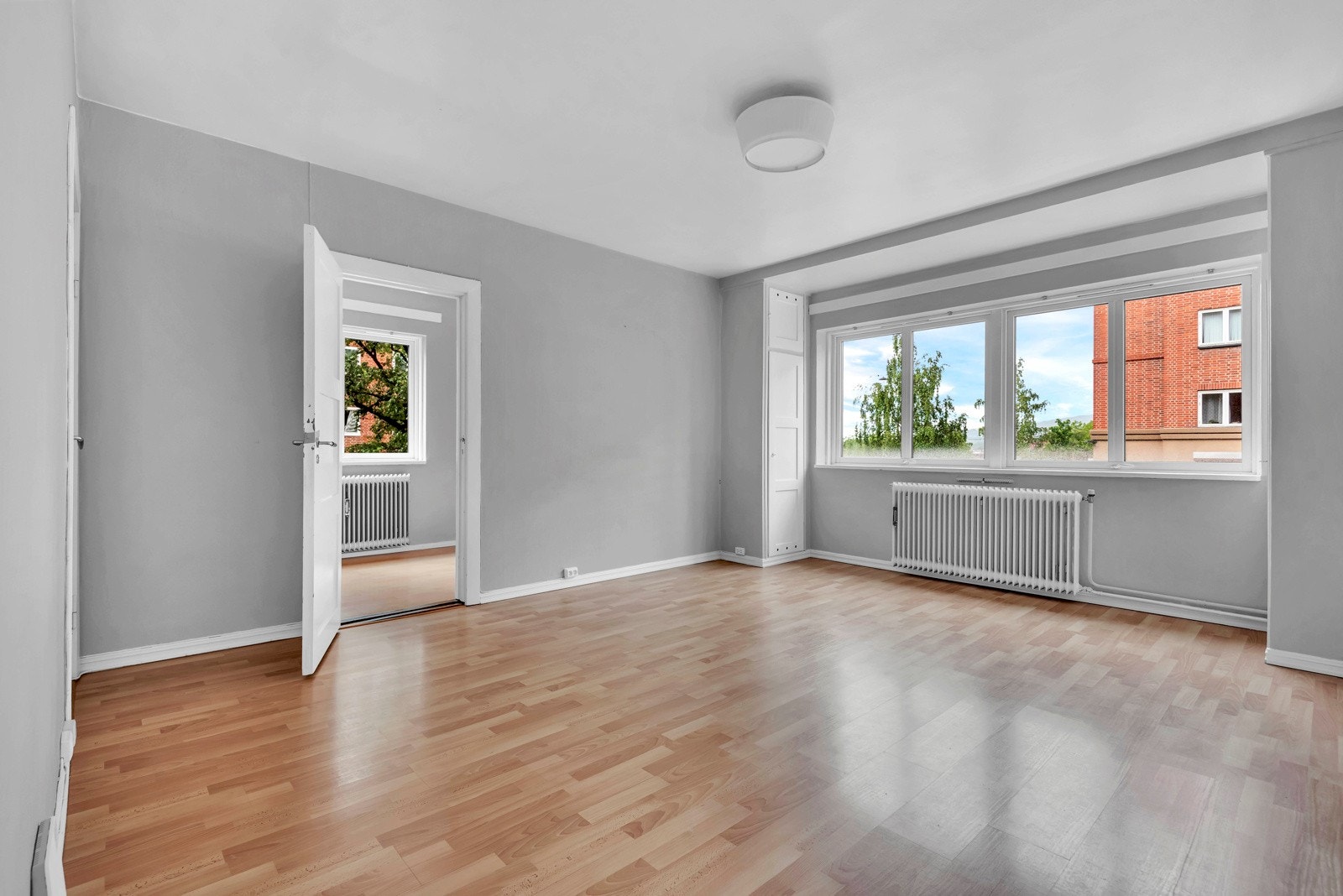 Slik ser leiligheten ut i dag. Inne har tiden stått stille i noen år, og her må det påregnes oppussing. Galleribilde