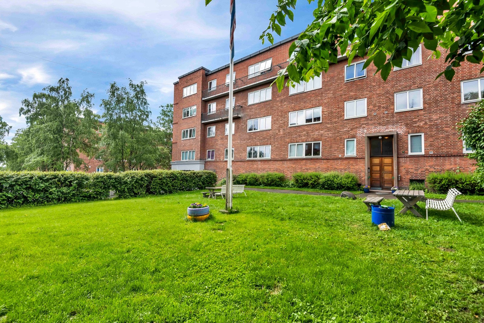 Nabolaget er dessuten omkranset av grøntområder, og på sommerstid er bakgården grønn og frodig. Galleribilde