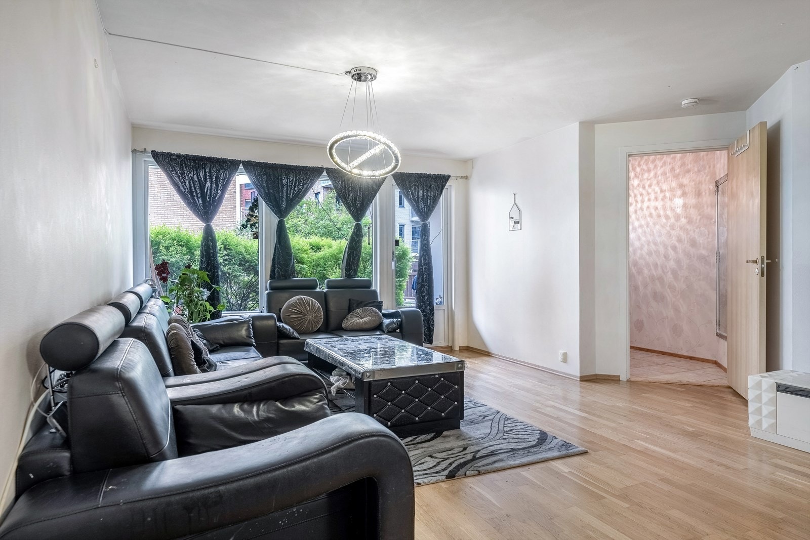 Fra entrèen har du adkomst til stue-kjøkken i åpen løsning. Galleribilde