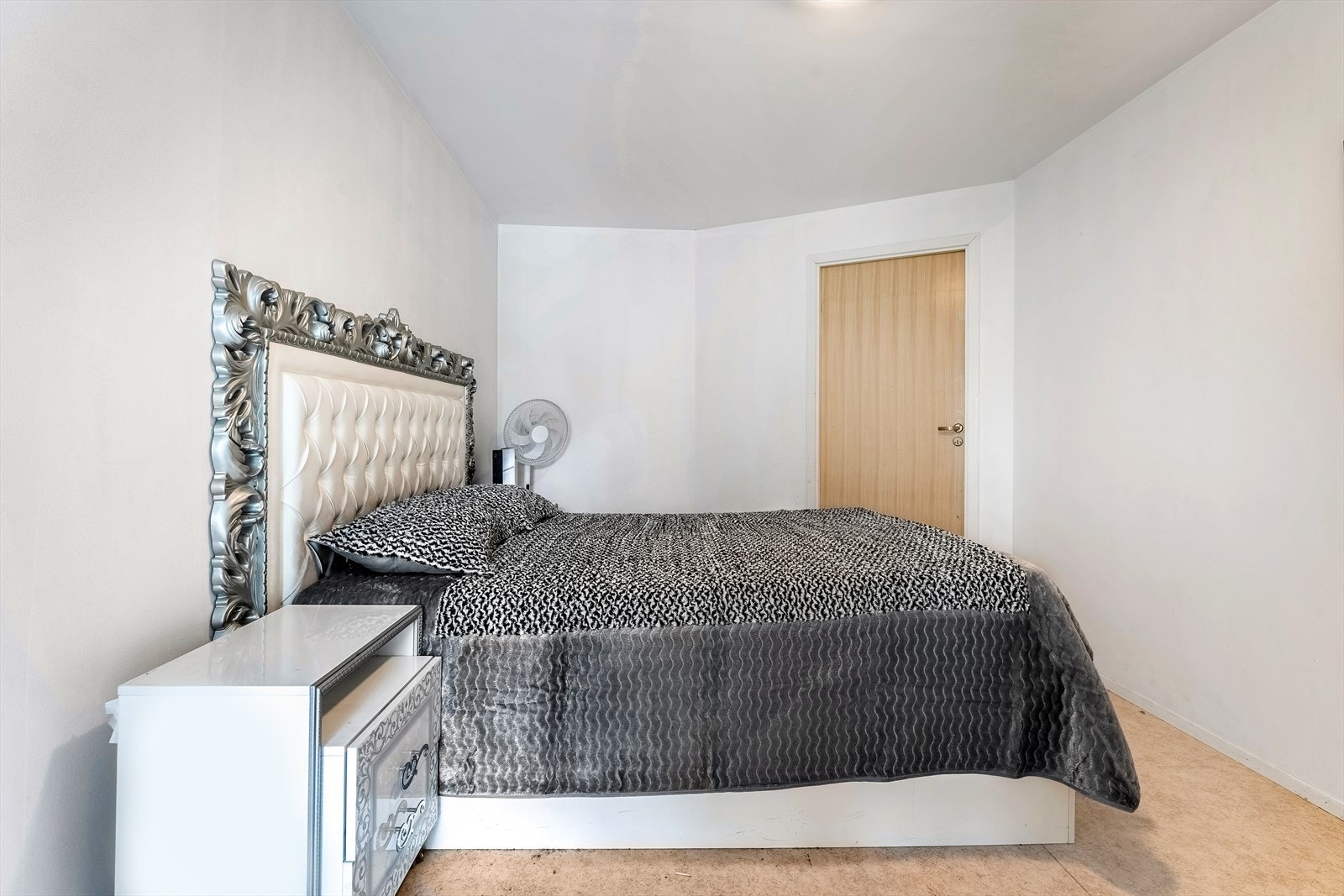 Hovedsoverommet er av god størrelse med plass til dobbelt seng med tilhørende nattbord. Galleribilde