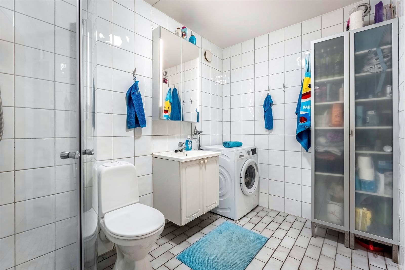 Pent flislagt bad av god størrelse. Galleribilde