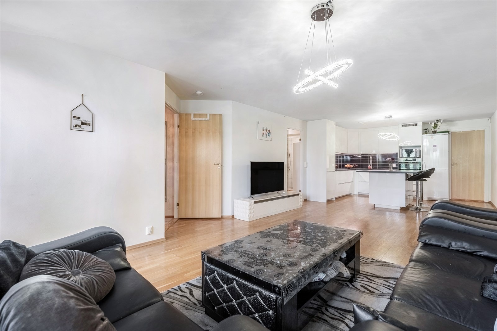 De store vindusflatene og den gode takhøyden er med på å gi en god romfølelse. Galleribilde