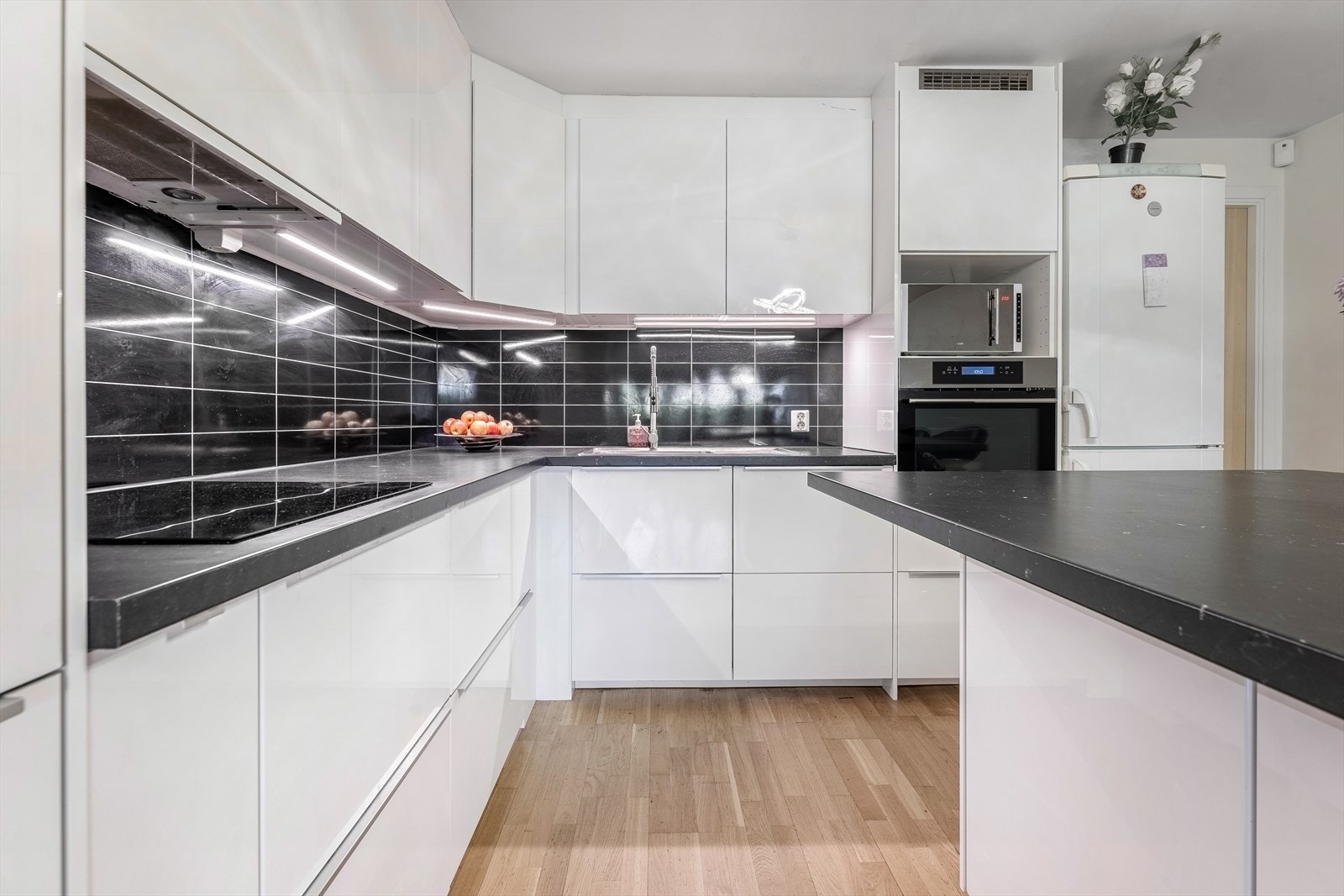 Det er godt med skap og benkeplass på kjøkkenet. Galleribilde