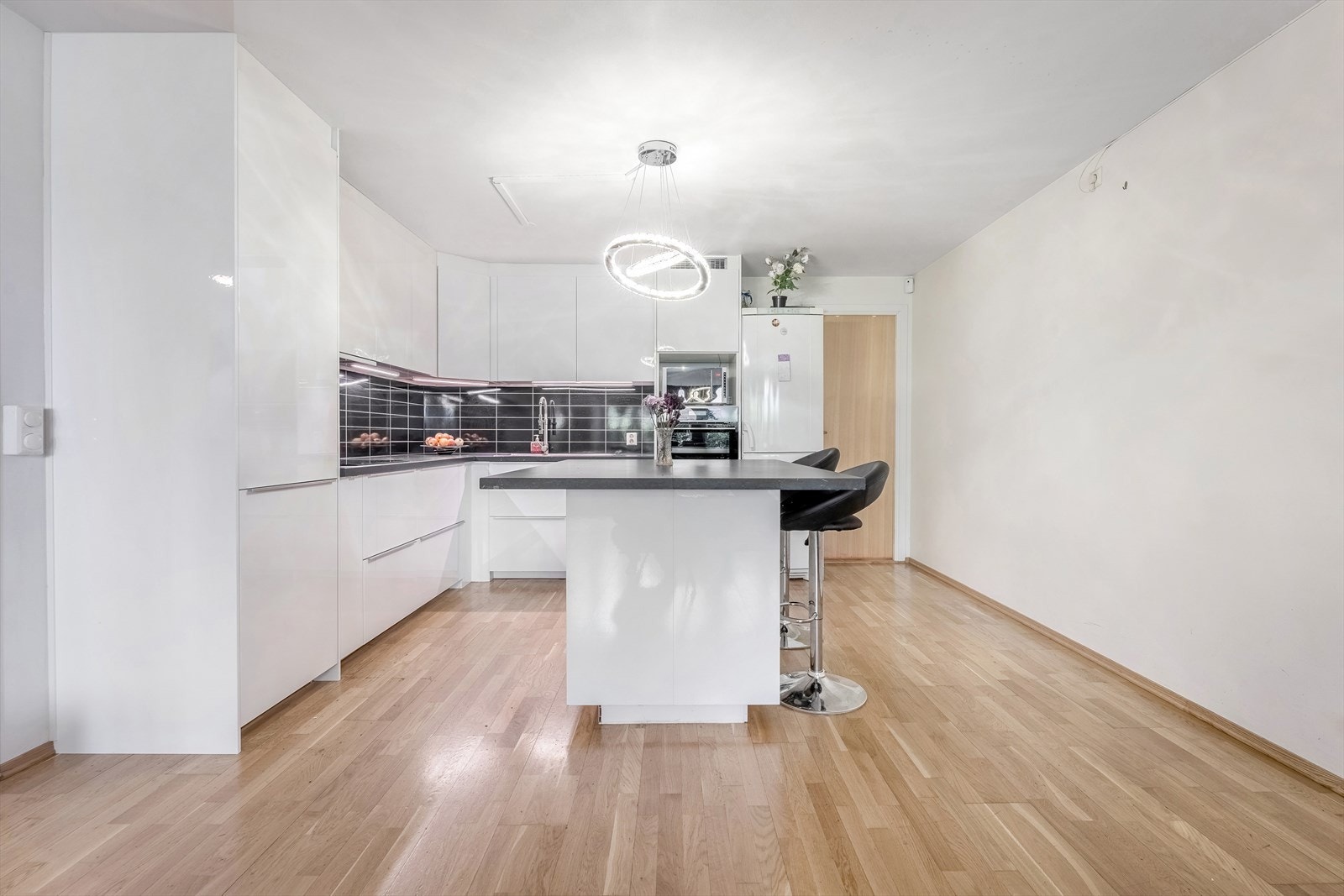 Åpen kjøkkenløsning gjør rommet til et naturlig samlingspunkt. Galleribilde