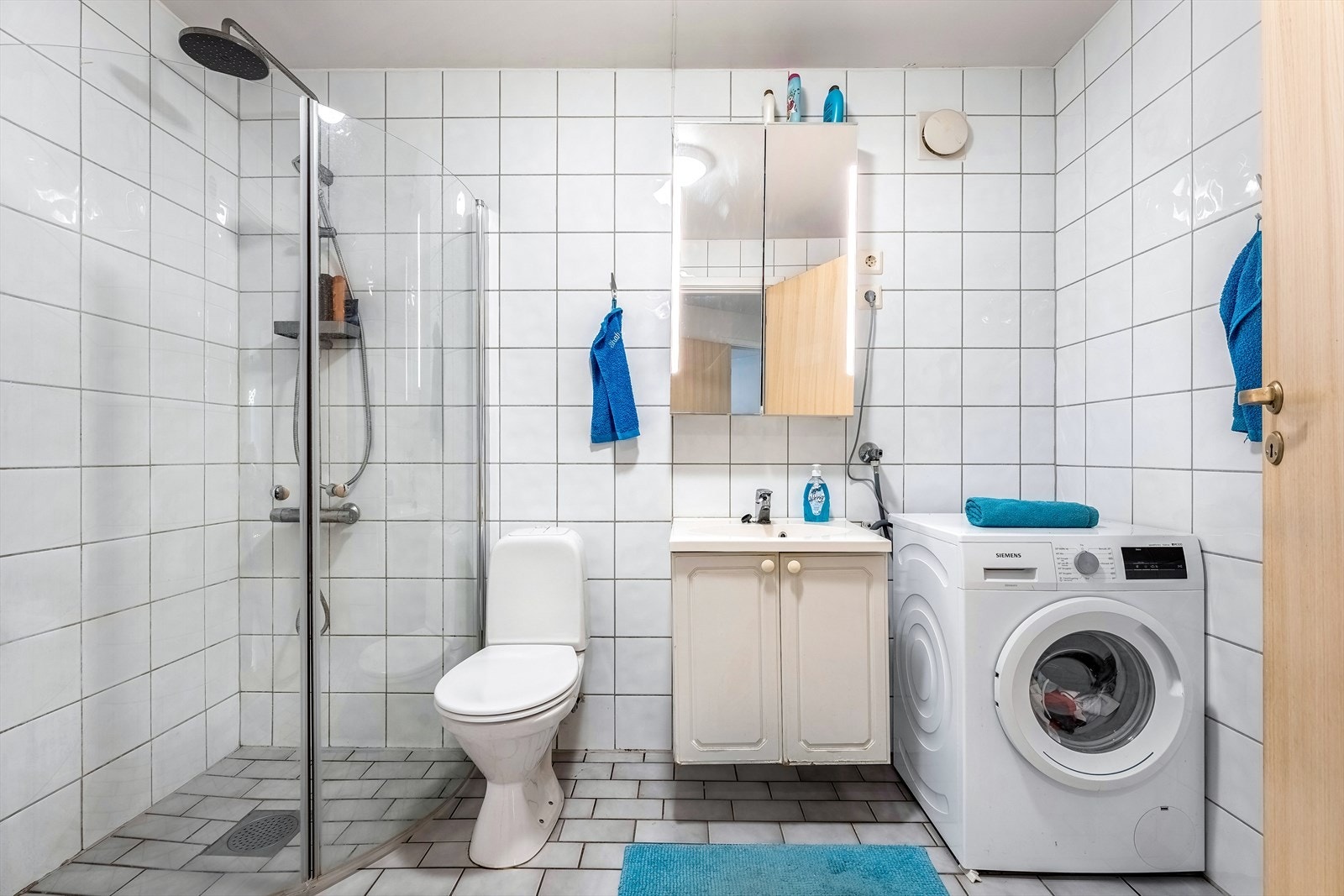 Bad med opplegg for vaskemaskin. Galleribilde