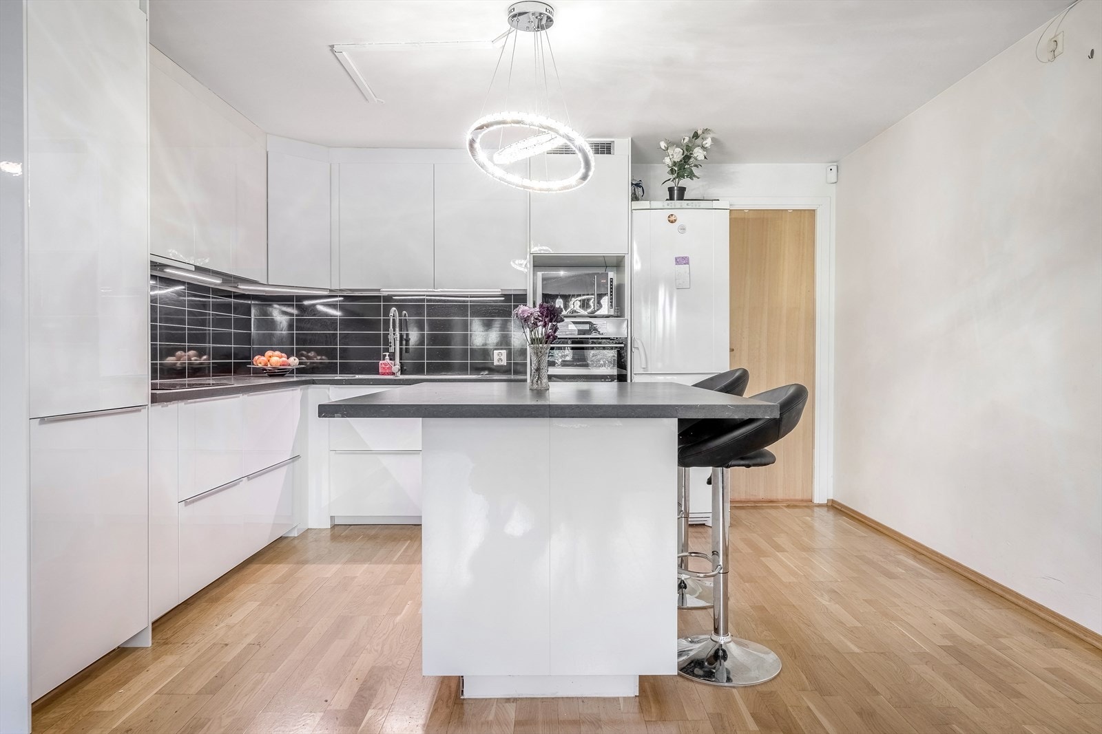 Romslig kjøkkenavdeling med øy. Galleribilde