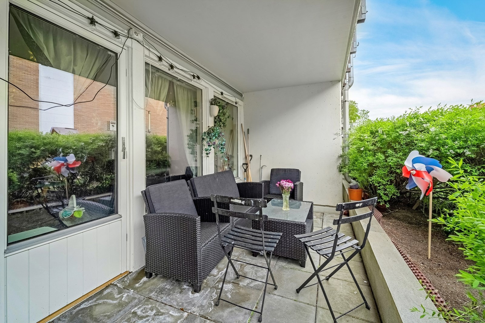 Hyggelig og pen terrasse ved inngangen med plass til en sitte-/spisegruppe og annet ønskelig møblement. Galleribilde