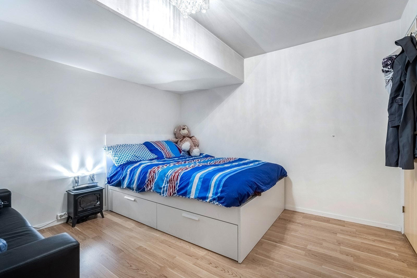 Innerst i leiligheten er bod innredet som omkledningsrom og soverom. Galleribilde