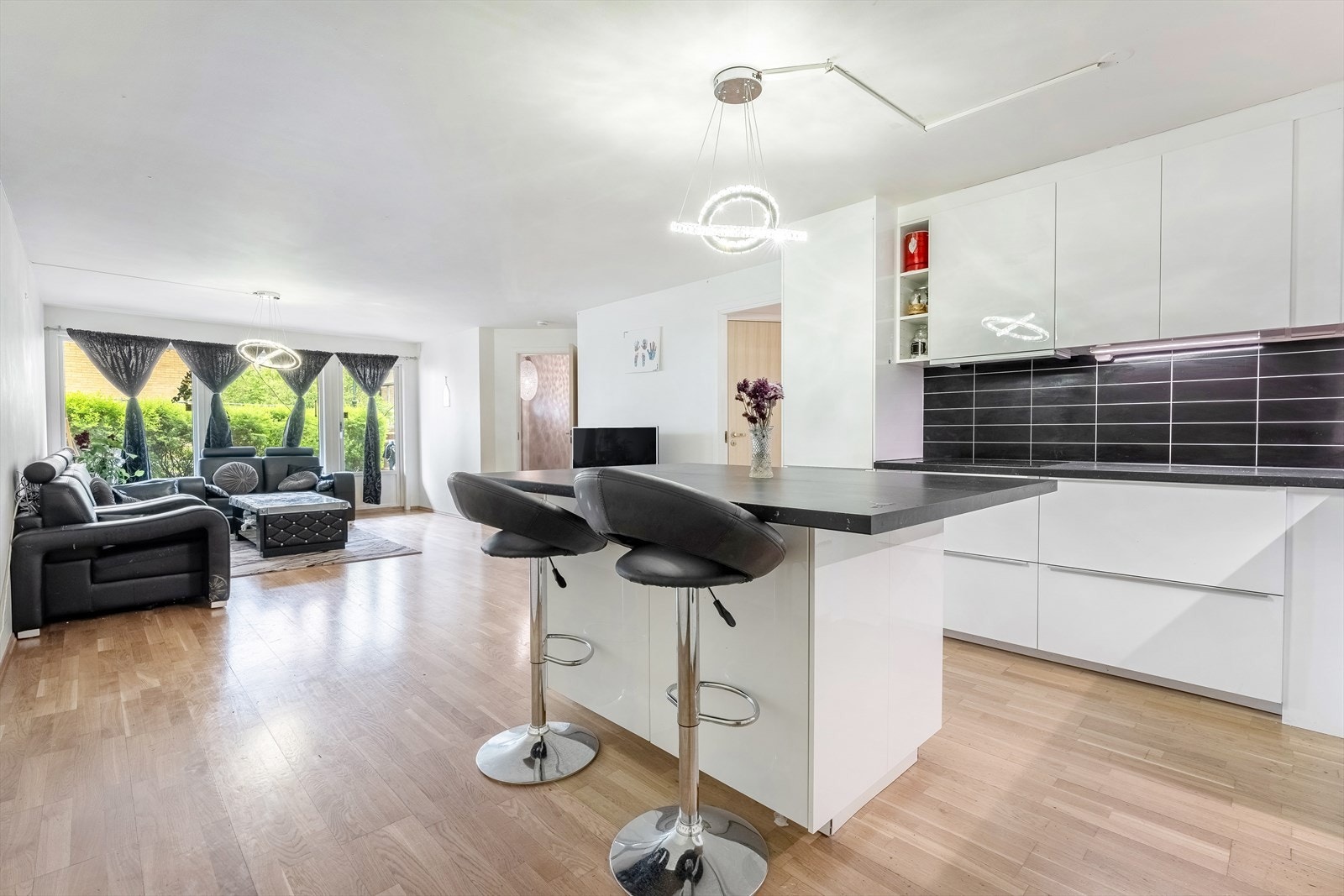 Med åpen løsning mot stuen blir kjøkkenet en sosial sone, også under matlagingen. Galleribilde