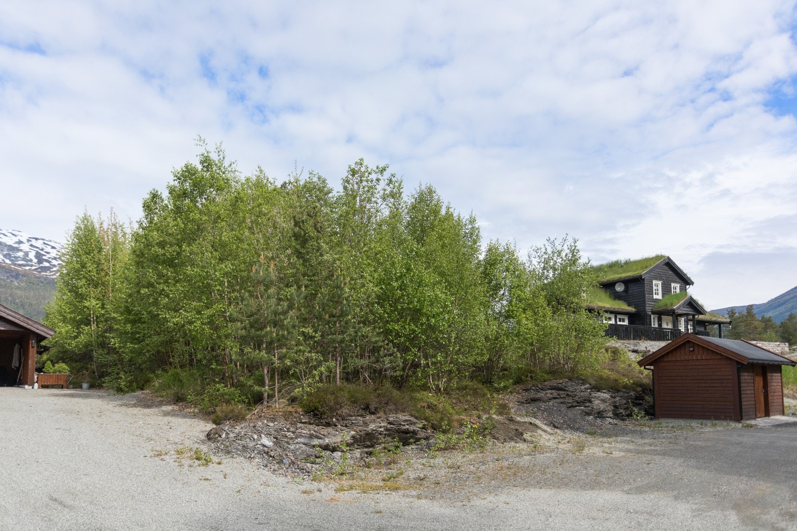 Regulert for bygging av fritidsbolig på opp til 150 kvm og tillegg uthus på 10 kvm og overbygget parkeringsplass med 20 kvm. Galleribilde