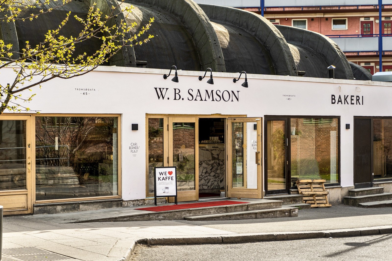 Her finner man et bredt servicetilbud. Hyggelige W.B. Samson byr på gode bakevarer og kaffe. Galleribilde