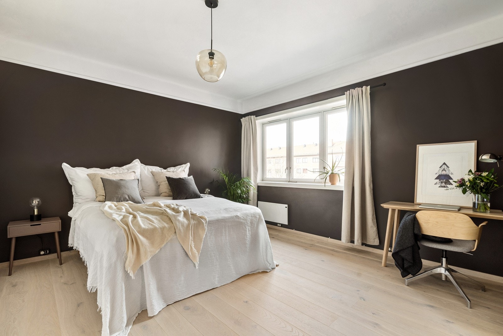 Soverom 1: Luftig og pent hovedsoverom med meget romslig størrelse. Galleribilde