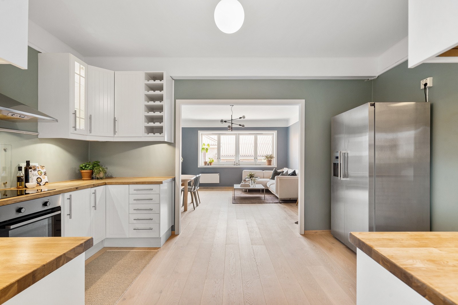 Rikelig skap- og benkeplass i innredningen. Galleribilde