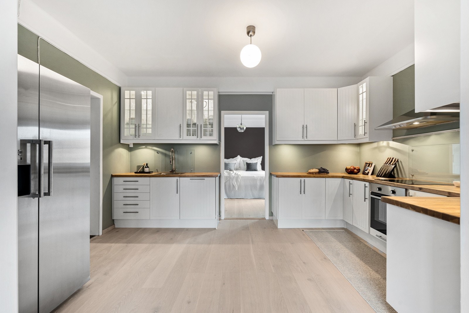 IKEA innredning fra 2006 med profilerte fronter og vitrineskap, samt benkeplate av tre. Galleribilde