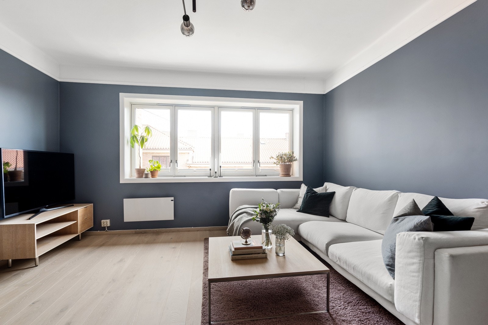 Lekre, tidsriktige fargevalg og pen en-stavs parkett på gulv. Galleribilde