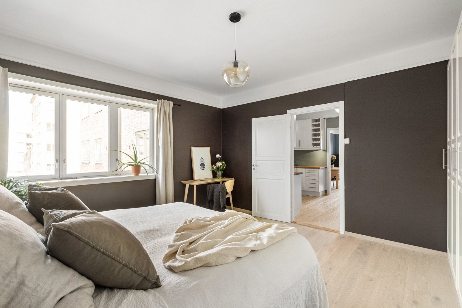 Soverom 1: God plass til dobbeltseng, nattbord, skrivepult og annet ønsket møblement. Galleribilde