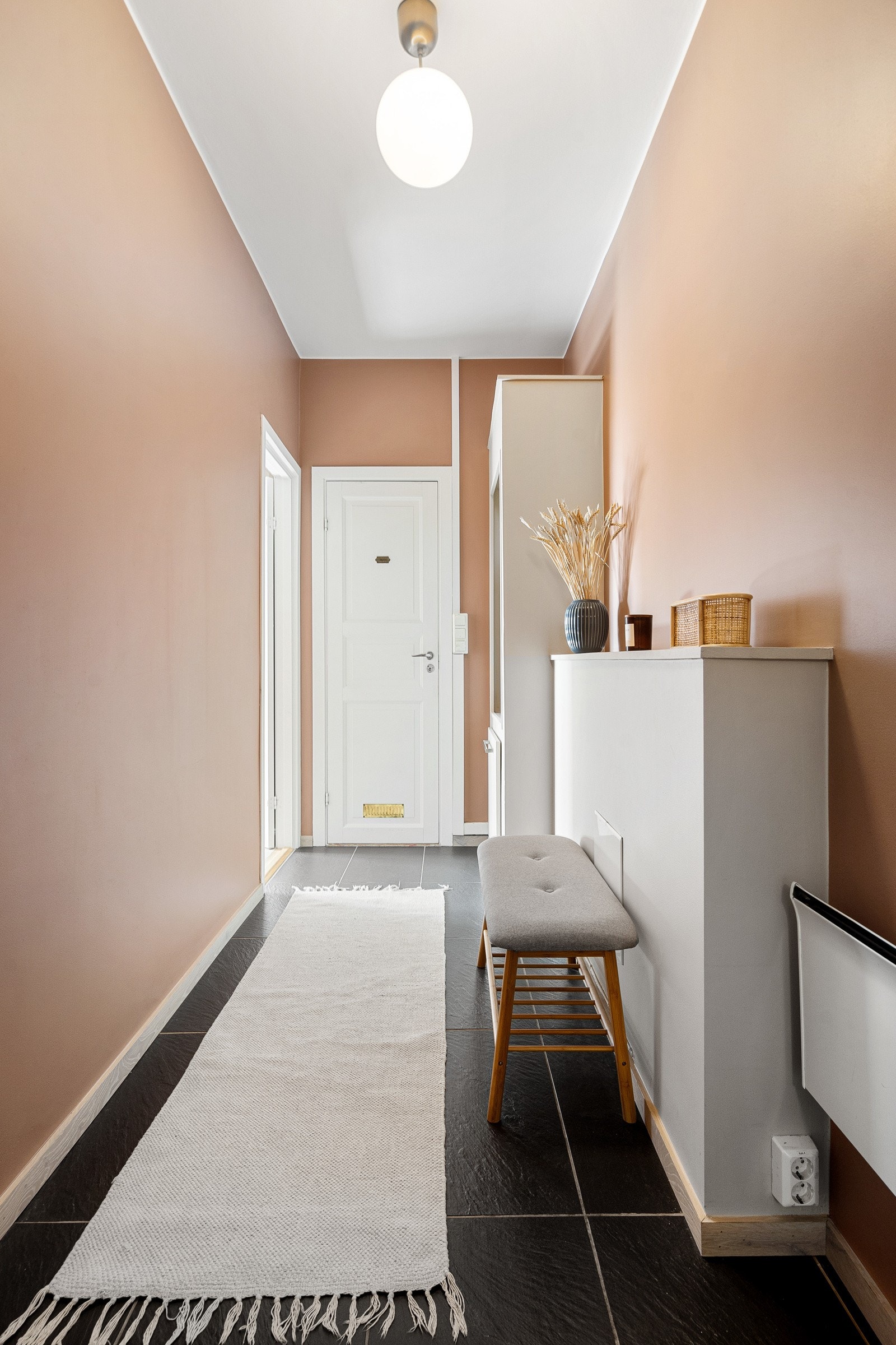 Det er også plass til andre oppbevaringsløsninger som f.eks. skoskap, kommode etc. Galleribilde