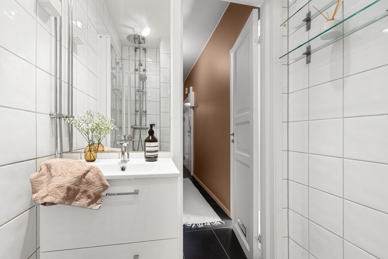 Servant med skuffer i innredning og speil med belysning over. Badet ble oppgradert med nytt servantskap og servant med armatur, samt nytt dusjarmatur i 2021. Galleribilde