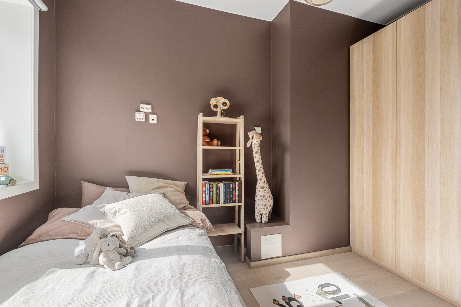 Soverom 2: God plass til seng eller annet ønsket møblement, samt oppbevaringsplass i garderobeskap. Galleribilde