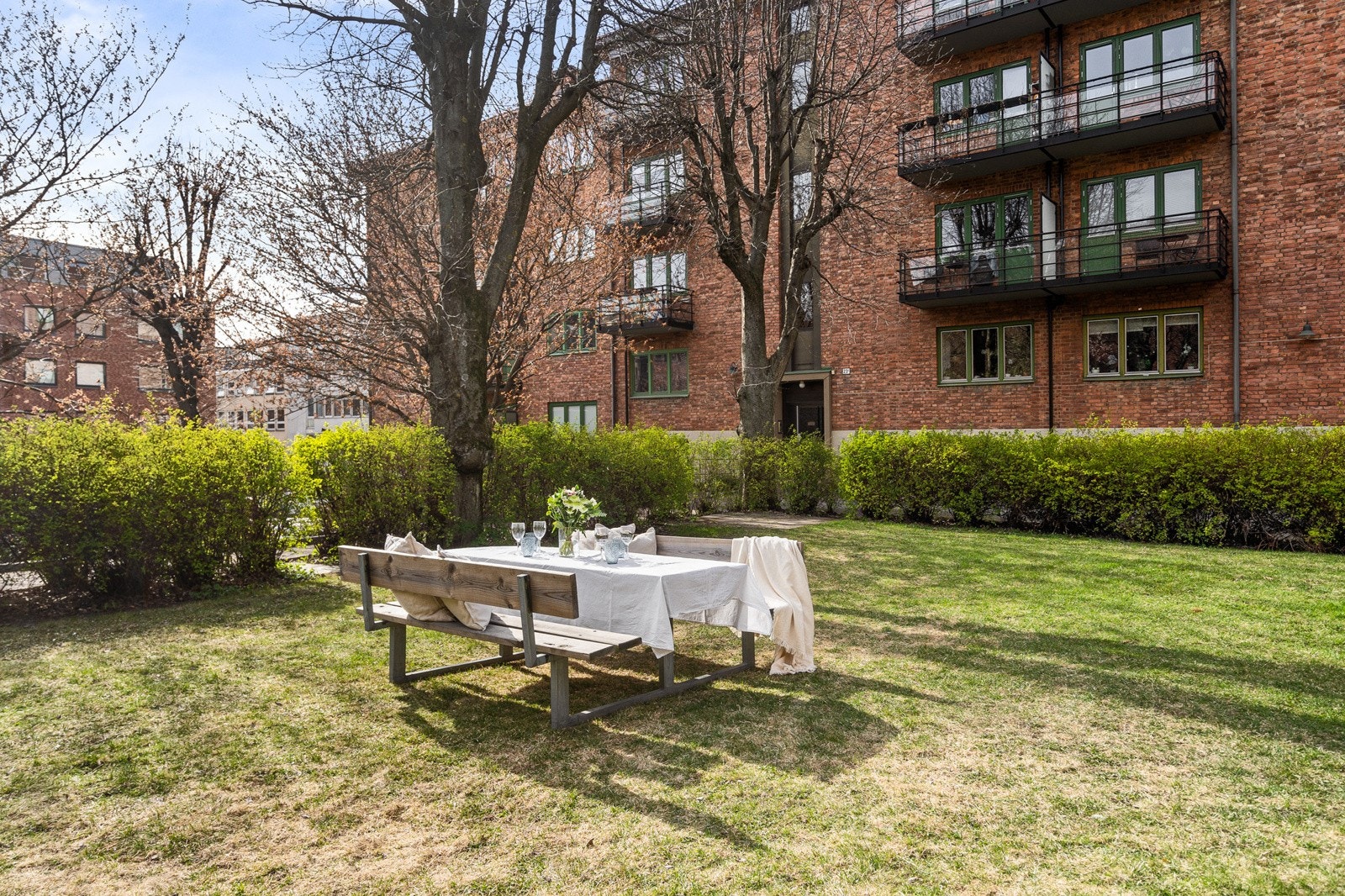 Akjelaget disponerer tre solrike bakgårder. Her er det lekestativ, sittegrupper, grill og pen beplantning. Galleribilde