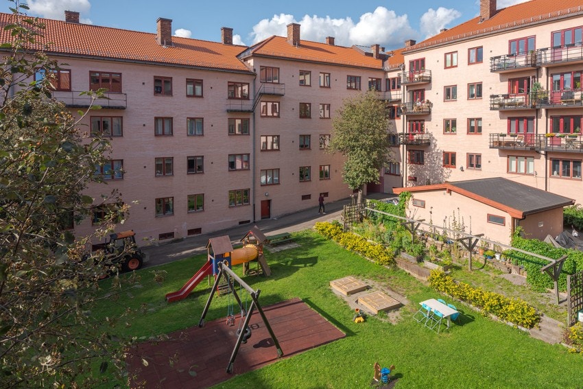 Østre bakgård rommer lekeutstyr, hobbyrom i eget bygg og sittegrupper. Galleribilde