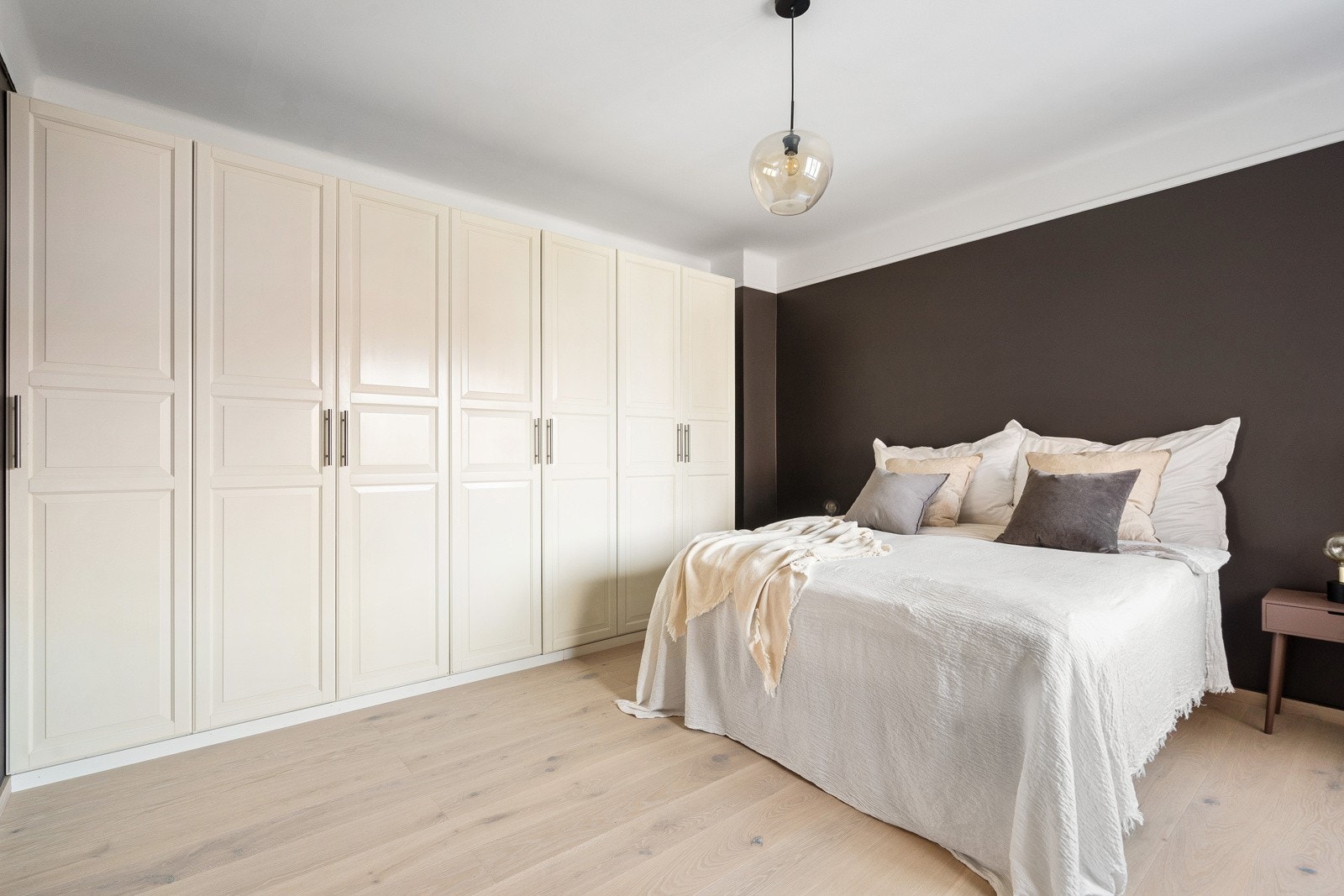 Soverom 1: Rikelig lagringsplass i stort garderobeskap. Galleribilde