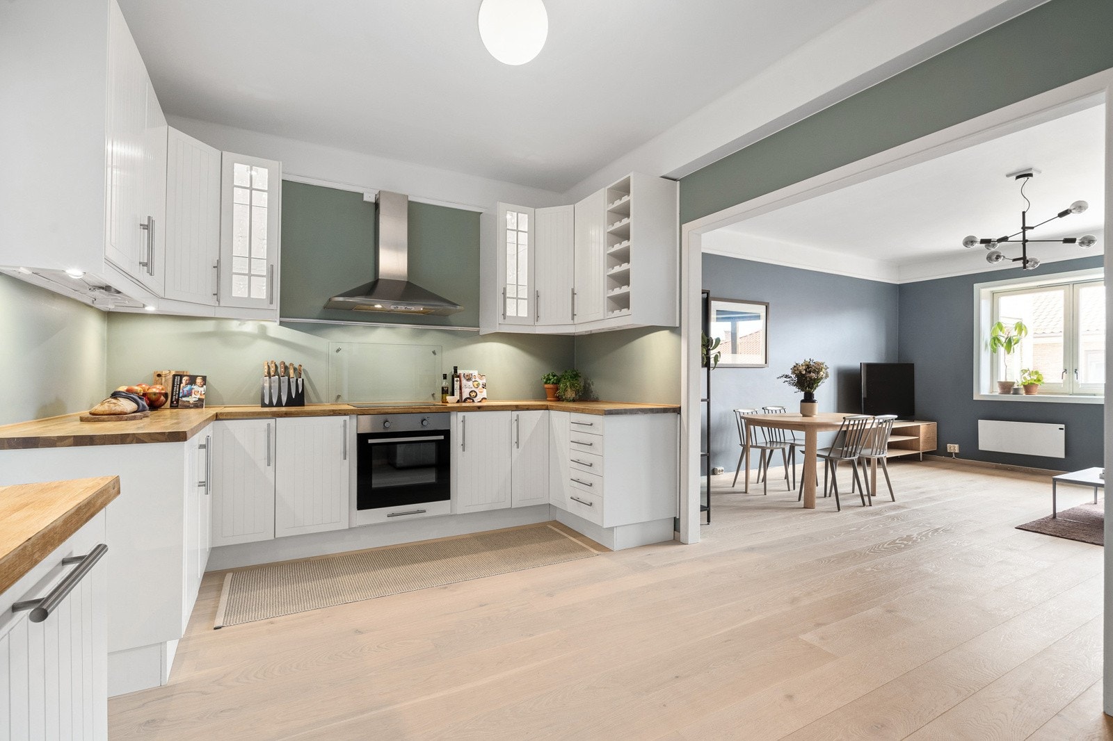 Torfinn Sørvang (977 59 812) ved Schala & Partners har gleden av å presentere denne flotte topp-/hjørneleiligheten i Fjellgata 50! Galleribilde