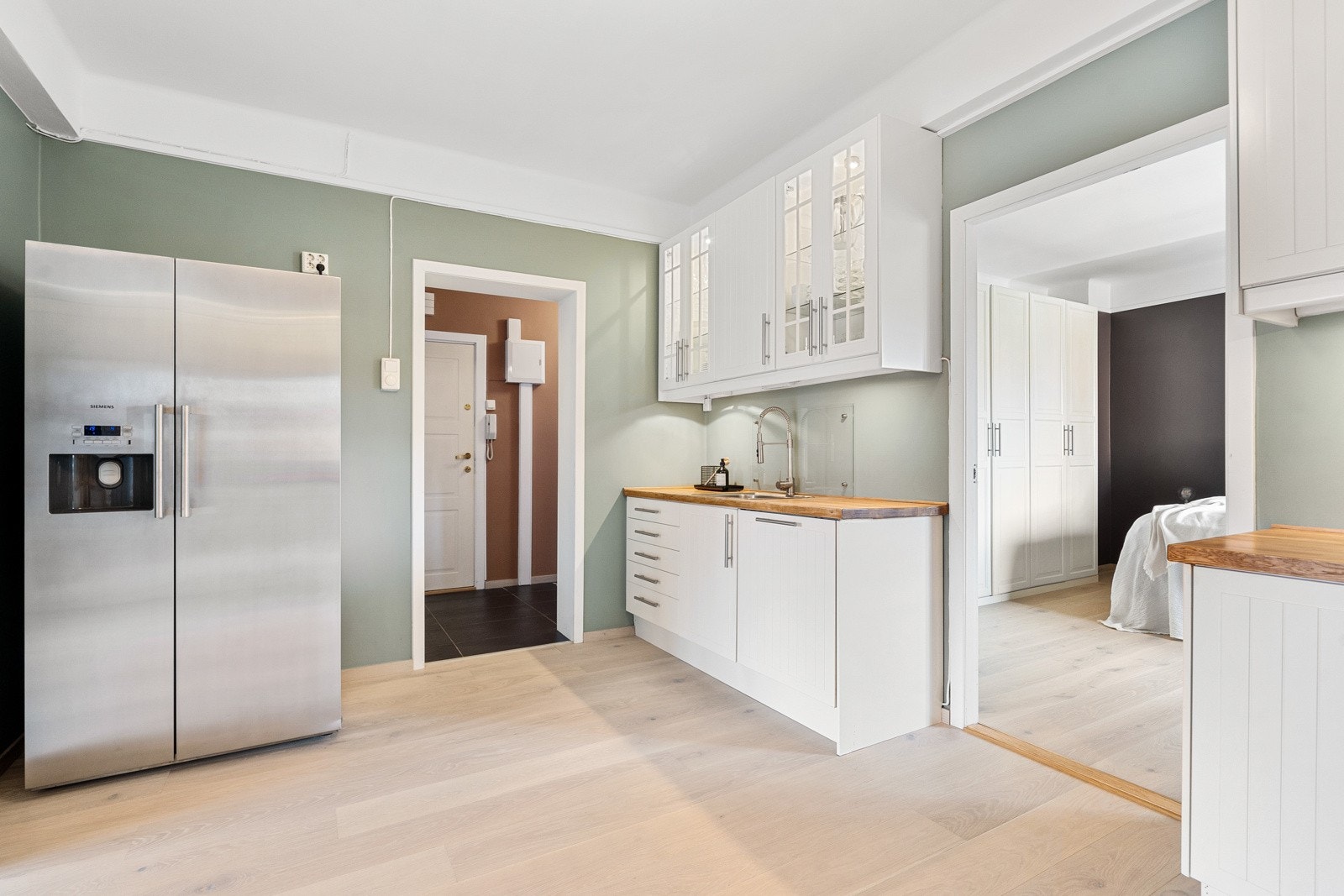 Frittstående kjøleskap med fryser og ismaskin følger også med. Galleribilde