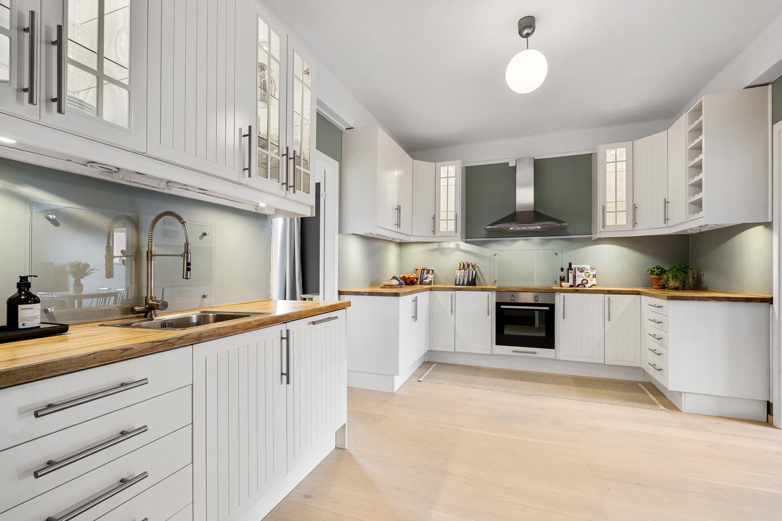 Boligen ligger høyt og fritt i 4. etasje, og tilhører et veldrevet aksjelag på Rodeløkka/Carl Berner. Galleribilde