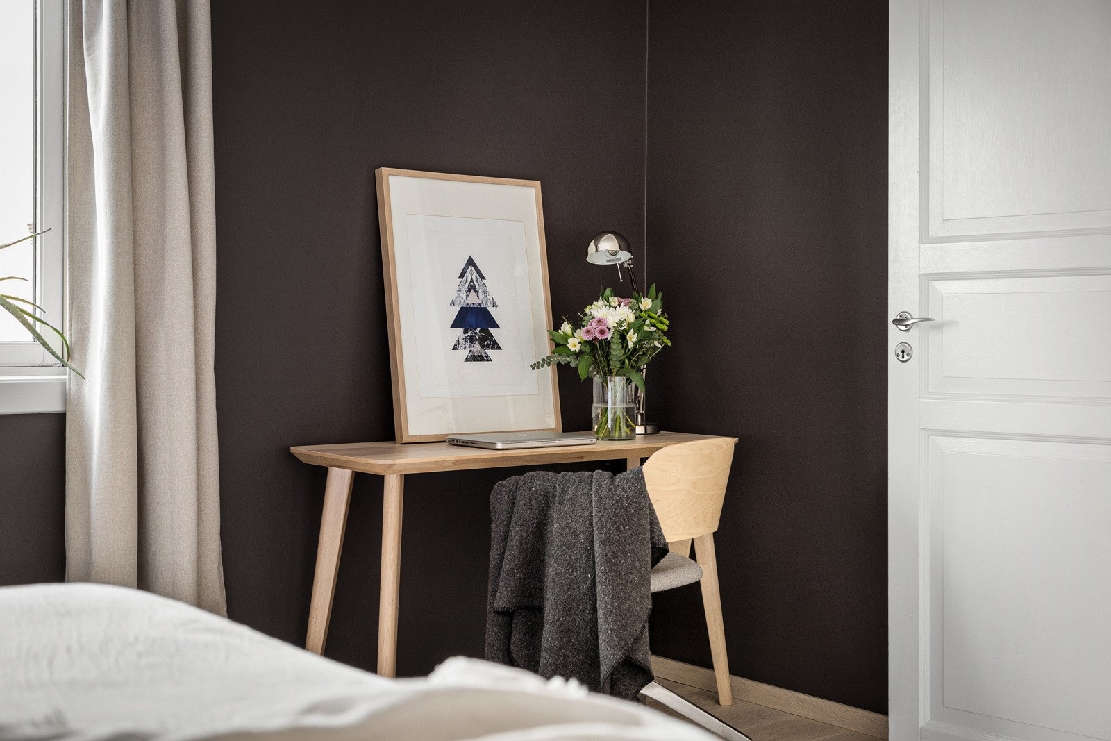 Soverom 1: Fin plass til skrivepult - perfekt for hjemmekontor. Galleribilde