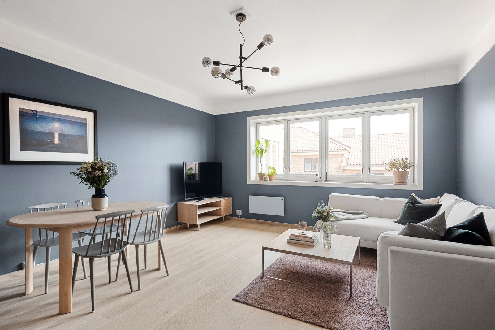 Boligen har god takhøyde (ca. 2,70 meter) og store vindusflater som gir gode innvendige lysforhold og en luftig romfølelse. Galleribilde