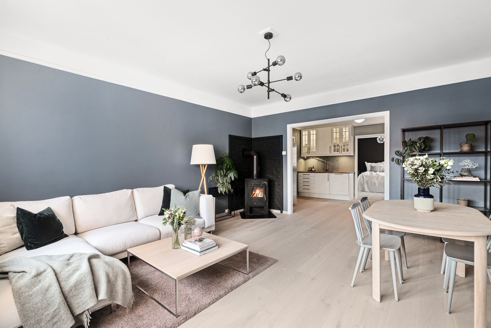 I stuen er det god plass til sofagruppe, TV-seksjon, spisebord og annet ønsket møblement. Galleribilde