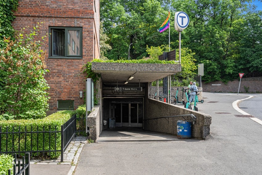 Carl Berner er et knutepunkt for offentlig kommunikasjon i Oslo med trikk-, buss-, og t-baneforbindelser i alle byens retninger. Galleribilde