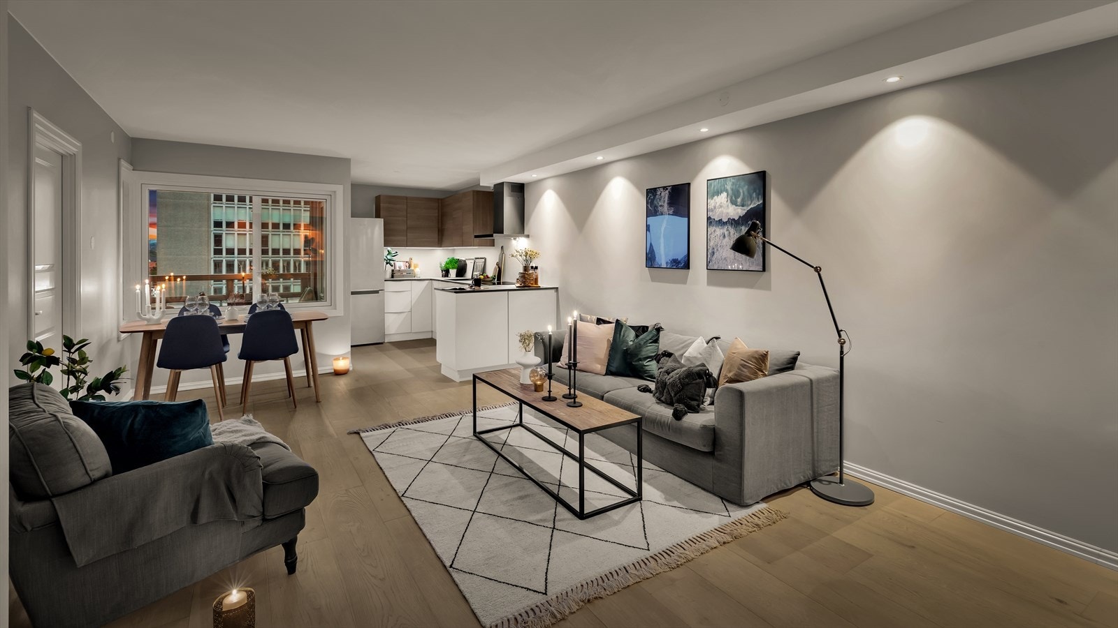 Det er lun kveldsstemning i leiligheten. Galleribilde