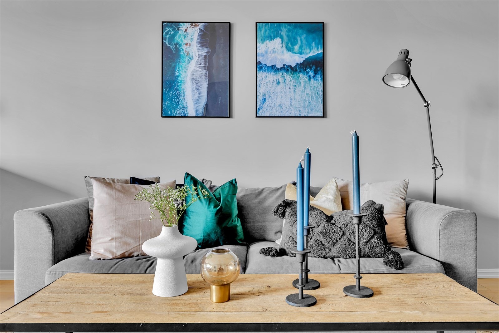 Hele leiligheten har helsparklet overflater i smakfulle farger og pen 1-stavs gulv, hvilket gir en lun romfølelse Galleribilde