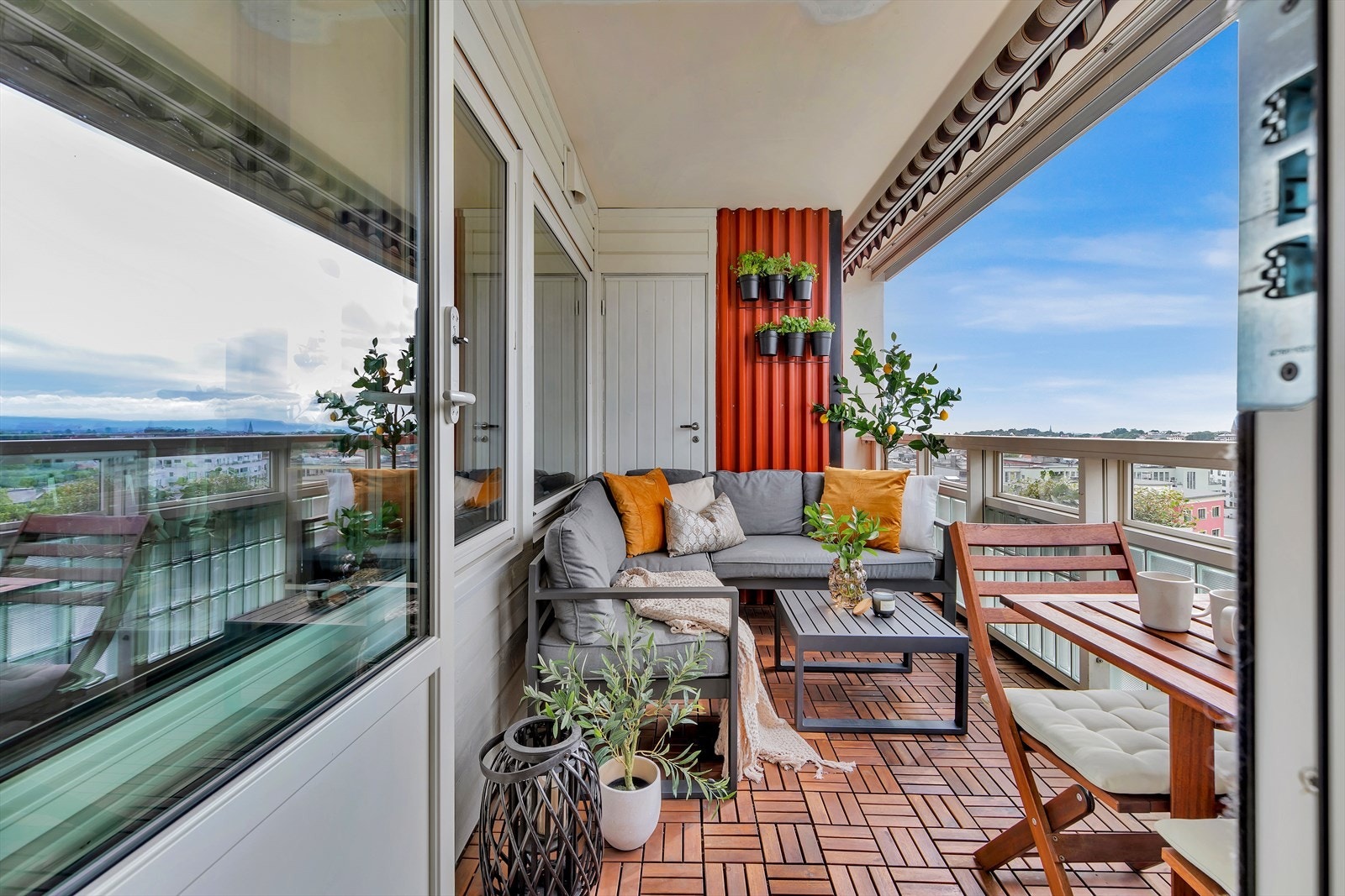 Fra stuen er det utgang til herlig balkong med fritt utsyn. Galleribilde