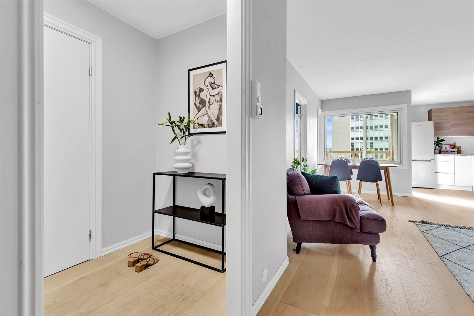 Innbydende entré med god oppbevaringsplass for yttertøy og sko. Galleribilde