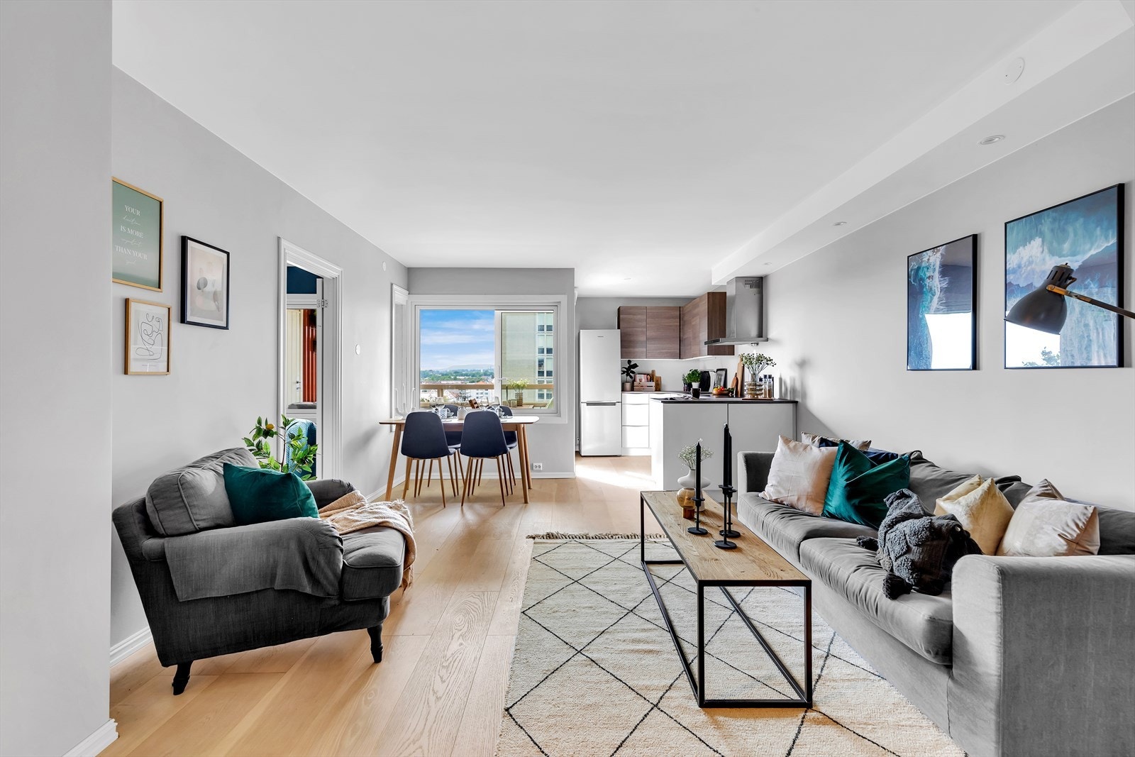 Store vindusflater slipper inn rikelig med naturlig lys Galleribilde