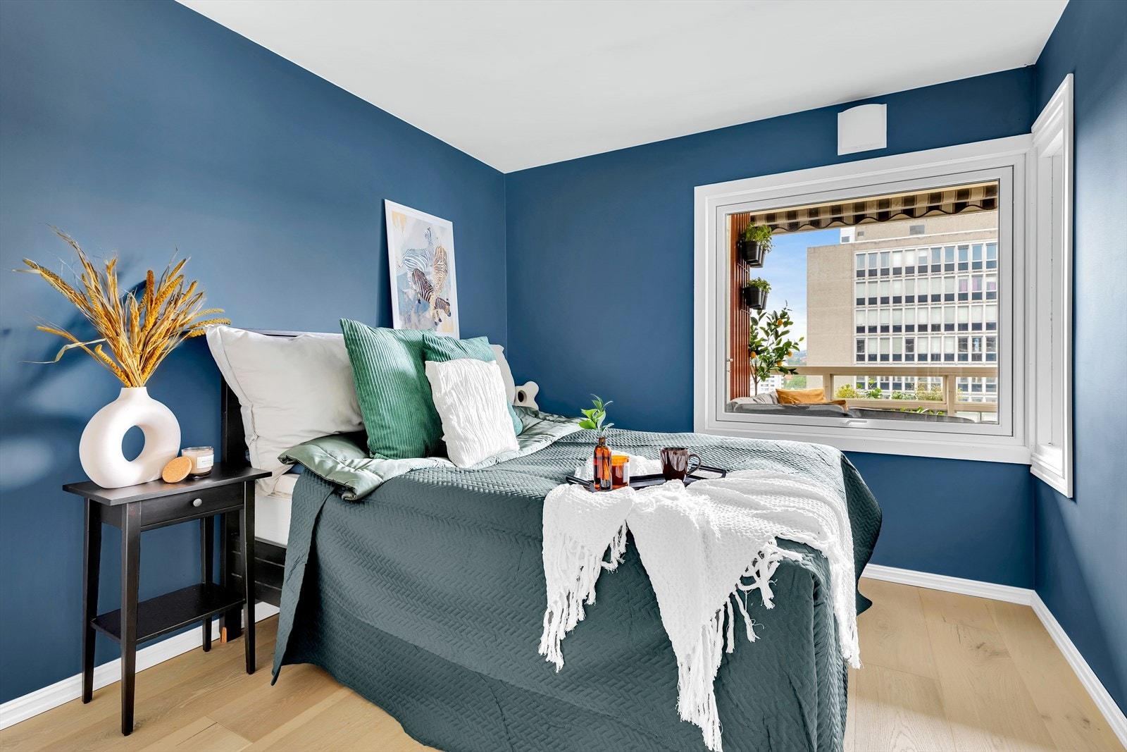 Delikat soverom med god plass for dobbeltseng, nattbord og garderobeskap. Galleribilde